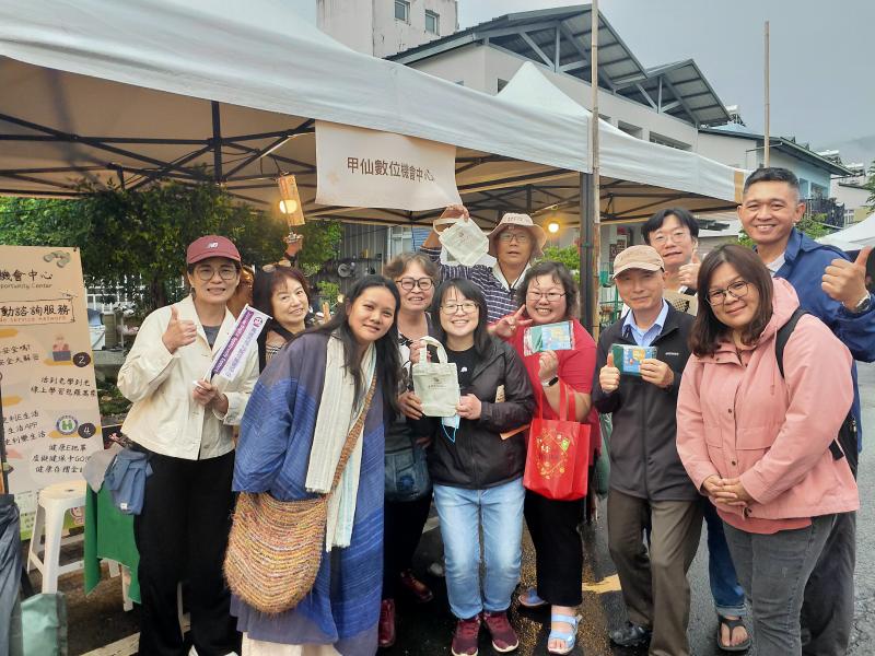 與前來詢問體驗的民眾合照