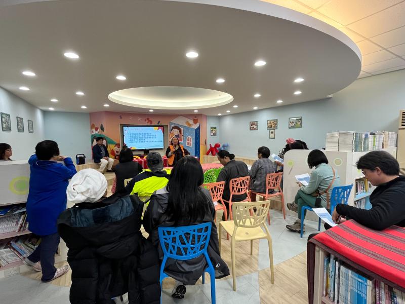 最後DOC也介紹到特色課程，主要是讓家長們能認識到如何將泰雅族傳統樂器結合到VR的技術裡，轉變為一場虛擬音樂會，來吸引家長們多多參與。