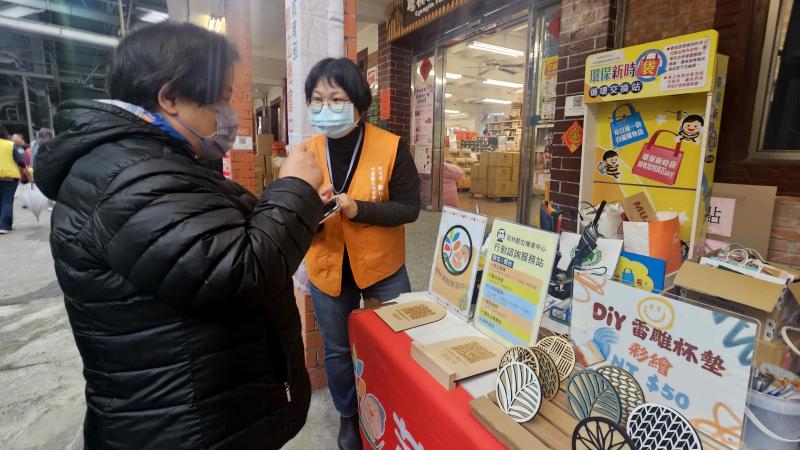針對現場詢問的民眾，一一耐心解答。
