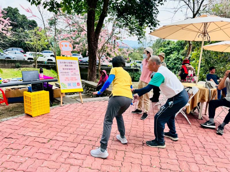 現場邀請鄉民和遊客體驗AR運動
