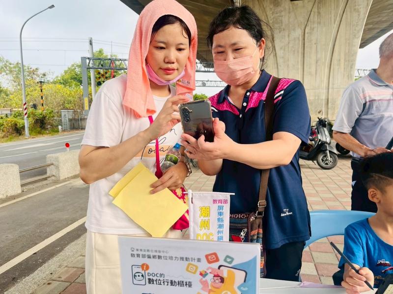 在「守護興美數位好社區推廣活動」的最後一站，來自印尼的新住民到站諮詢，教導其運用google智慧鏡頭的文字翻譯功能,知道植物及產品名稱.同時教授民眾如何有效查詢數位服務及應用。課程內容涵蓋了網路詐騙防範、全民資安、網路安全及網路霸凌等議題。