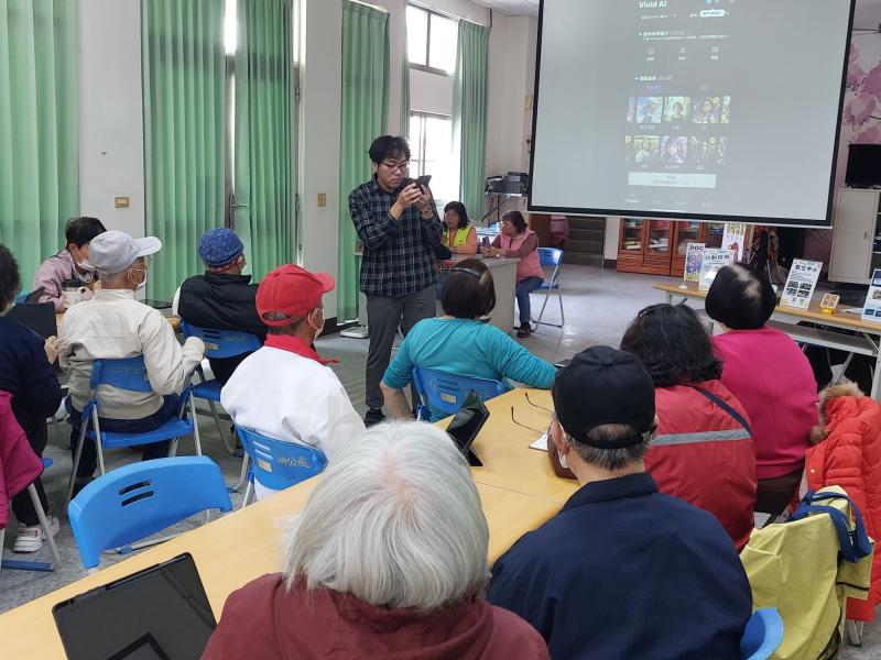 首先由六甲DOC的建穎老師和長輩們介紹AI的應用
