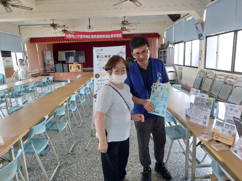 當場就有一位里民馬上報名課程, 成為六甲機會中心的學員，開始數位學習之旅