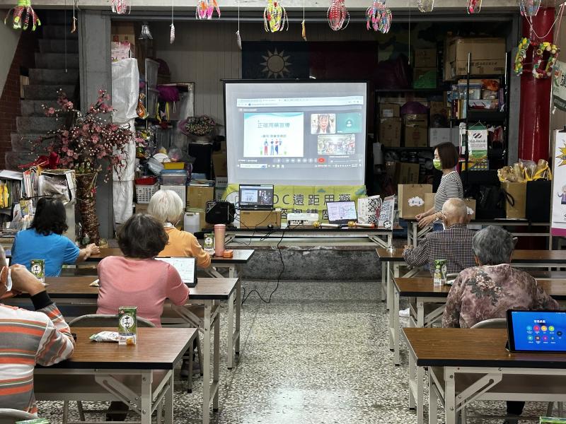 藥師進行正確安全用藥宣導