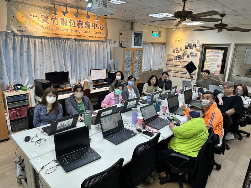 邀請AI網紅NUVA上哲前來開設實體課程