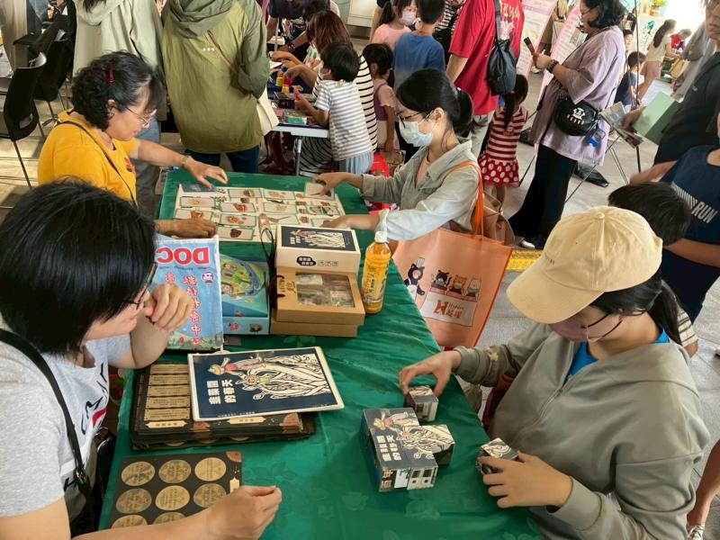 世界閱讀日旨在強調閱讀對個人深遠的影響與智慧的啟發。本次活動特別融合在地特色繪本與桌遊。