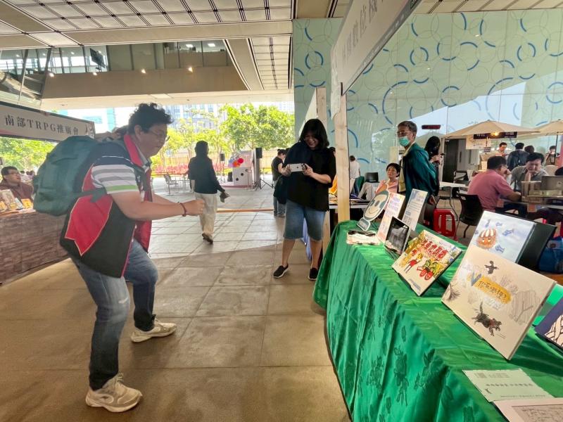 利用AR免費遊戲與民眾一起同樂。