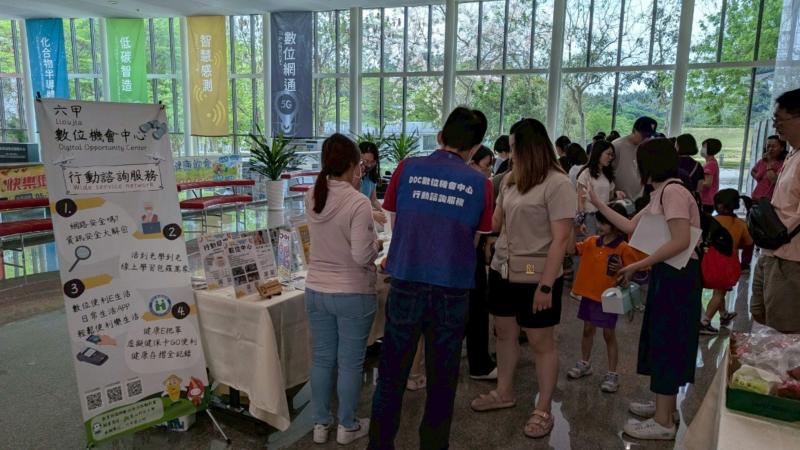 執行秘書向經過的民眾推廣近期將開課的課程,闡明了數位機會中心推廣免費數位教育於民眾,希望偏鄉也能輕鬆學習使用數位工具
