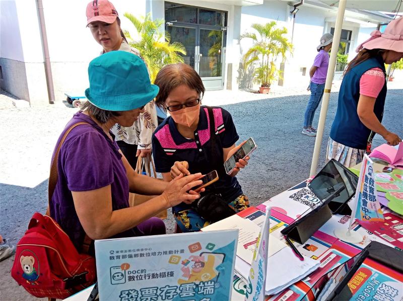 活動現場設有數位服務諮詢攤位，由潮州DOC團隊與數位志工提供一對一即時協助，協助民眾處理手機操作、App安裝與基本設定等常見問題。  現場協助民眾解決連網異常、App閃退、操作卡頓等問題，提升民眾使用智慧型手機的自信與意願。  潮州DOC將