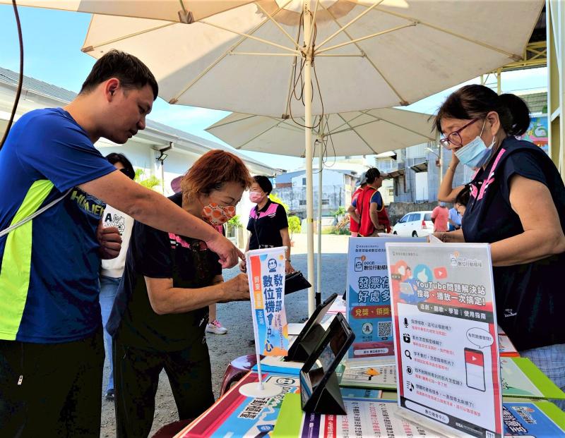 許多長輩藉此首次接觸到行動支付與健康管理App，反應熱烈，顯示社區對數位生活技能的學習需求仍相當迫切。  現場同步介紹潮州DOC的數位課程，包括生活應用、資安觀念、拍照修圖、網路購物等，鼓勵社區居民踴躍參加，加入數位學習行列。  潮州DOC