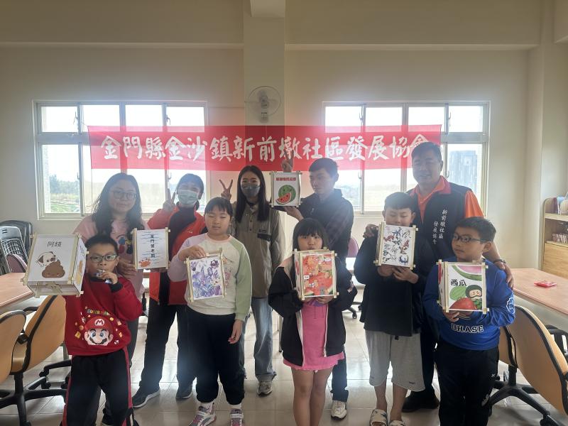 作品完成後，大家開心的拿著自己的西瓜燈籠合照。