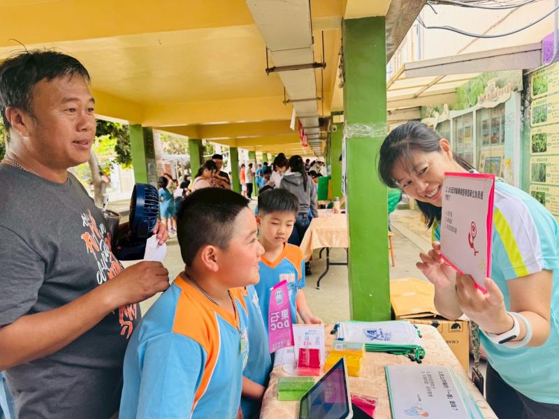 參加者現場轉動數位轉盤回答與日常生活密切相關的數位防詐問題