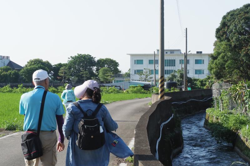 講師帶領學員進行導覽及攝影