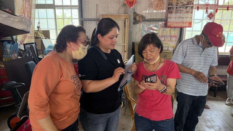 社區民眾逐漸習慣前往數位i櫃台尋求協助，解決各種手機操作與設定問題。