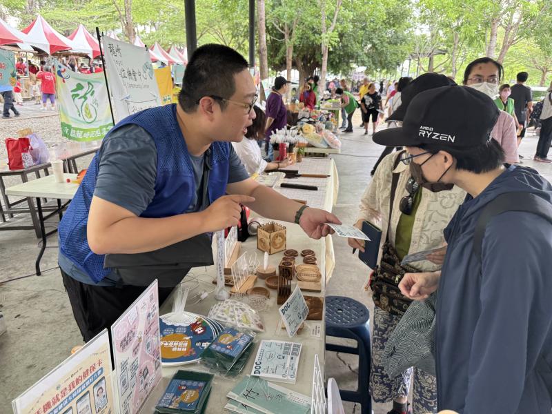 引導外地來的遊客前往就近的DOC上課