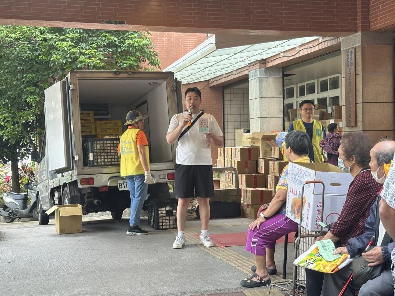 向民眾介紹DOC數位機會中心服務項目