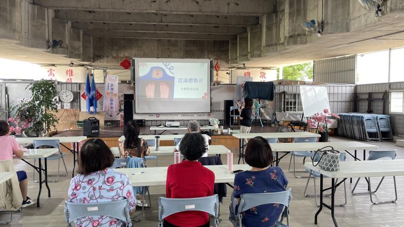 五結鄉弘道老人福利基金會四結站授課現場，講師介紹智慧體脂計