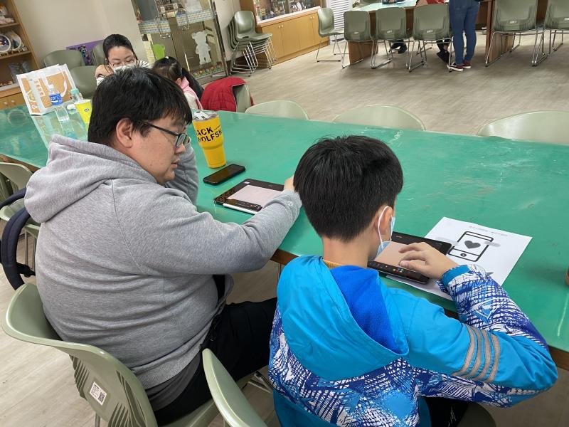 透過大人的協助，小朋友們可以挑選與安排動畫效果。