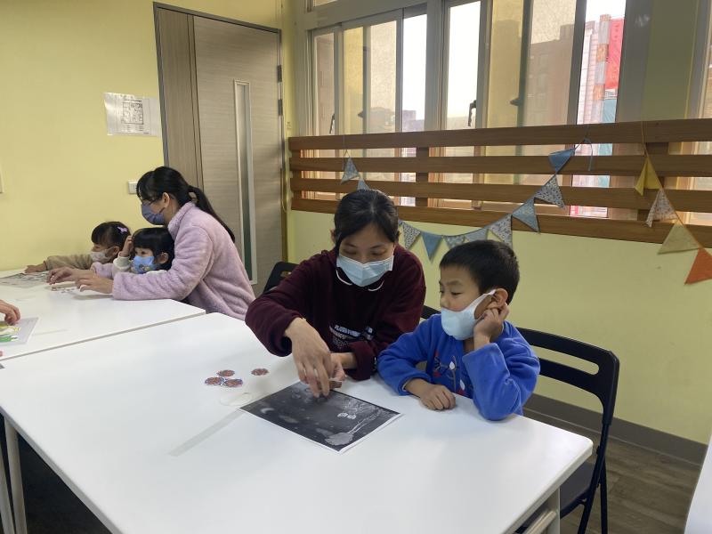 孩子和爸媽互相討論操作細節。