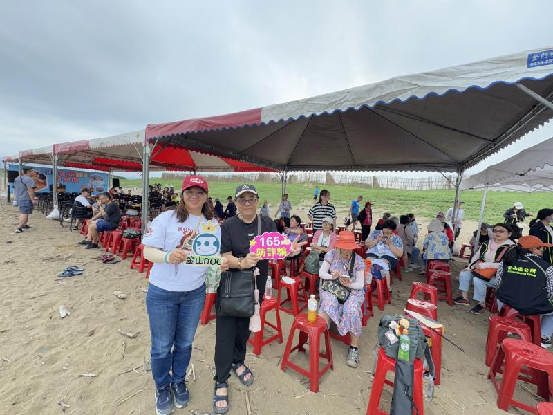 民行動i櫃台至現場參與活動與民眾互動宣導165防詐騙