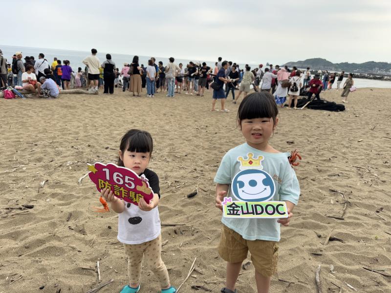 行動i櫃台至現場參與活動與小朋友互動宣導165防詐騙