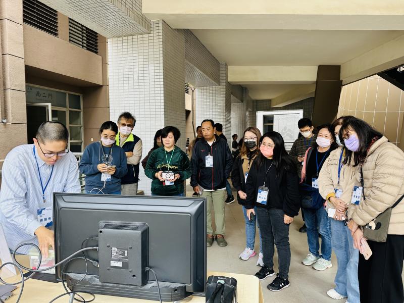 大家仔細聽著輔導員的介紹，才知道出去行動諮詢應該如何推廣。