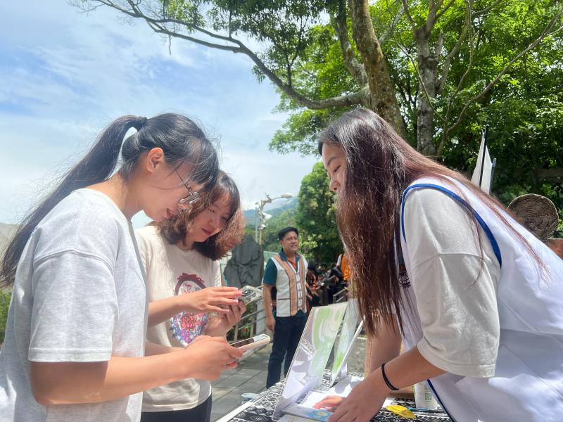 DOC展攤設QR問答遊戲，打卡送可愛編織卡，附教學影片推廣數位課程，深受民眾喜愛，讓文化與科技巧妙結合。