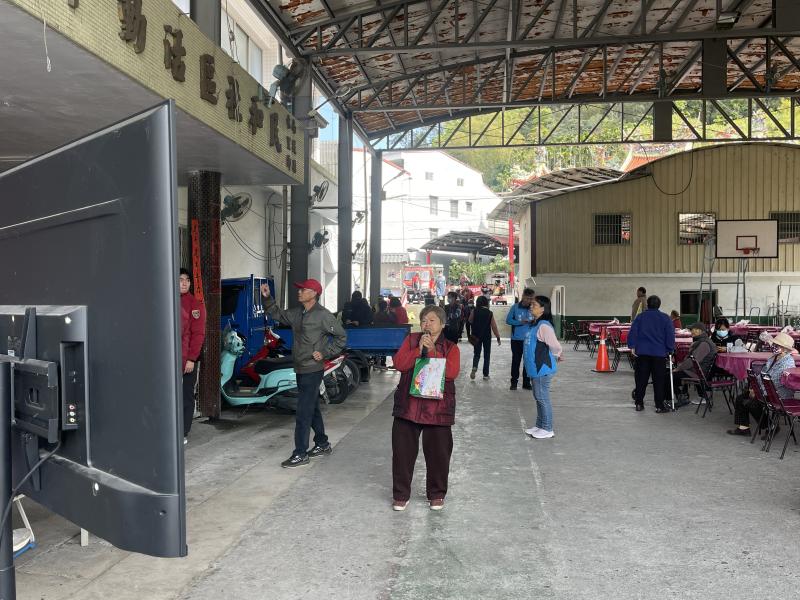 數位中心支援音響設備,學員運用課程所學,透過歡唱App與YouTube連接藍牙音響,自行點歌歡唱,展現數位學習成果。