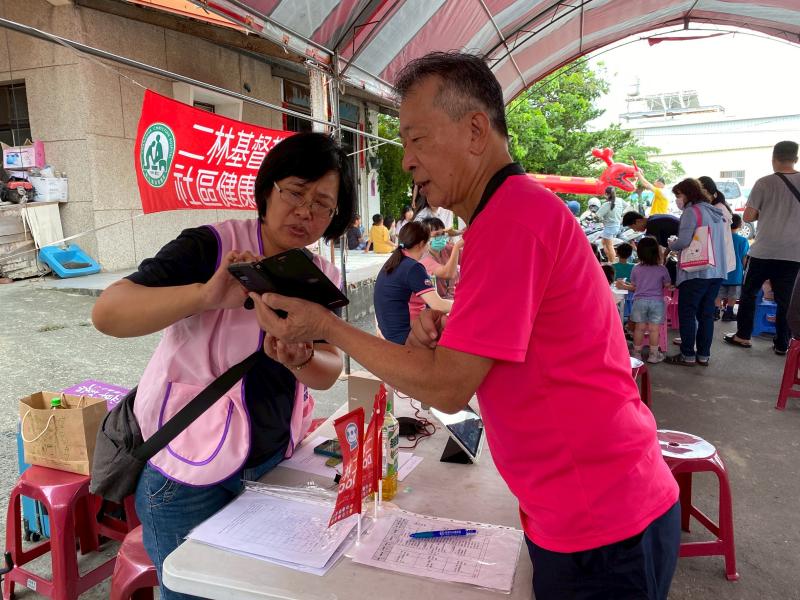 [什麼是APP]?，莊先生說:[我退休8年,真的跟社會脫節,什麼都不懂.都不會],DOC團隊拿出了年度的開課表，並表示DOC所開的課程相當多元.淺顯易懂.講師也會耐心的教導每位學員,只要你帶著你的智慧型手機,,不用再另外花錢購買任何器材，即