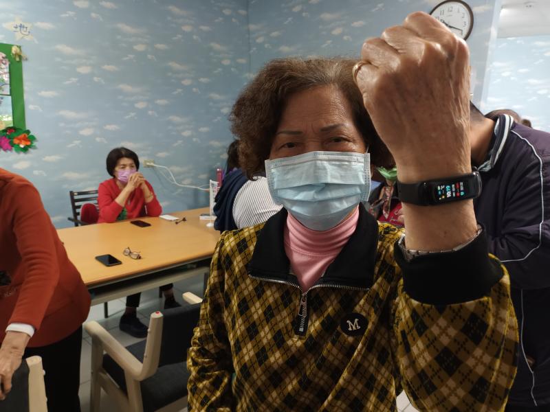 學員實際戴上智能穿戴手錶進行監測