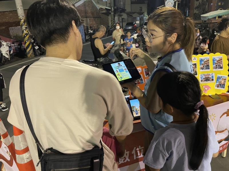 向民眾介紹DOC招生簡章，說明數位課程內容與報名方式，鼓勵居民參與學習