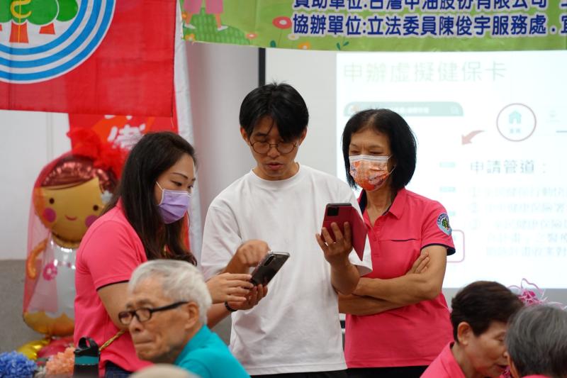 讓志工們學習如何運用智慧型手機設定健康存摺APP與虛擬健保卡的申請