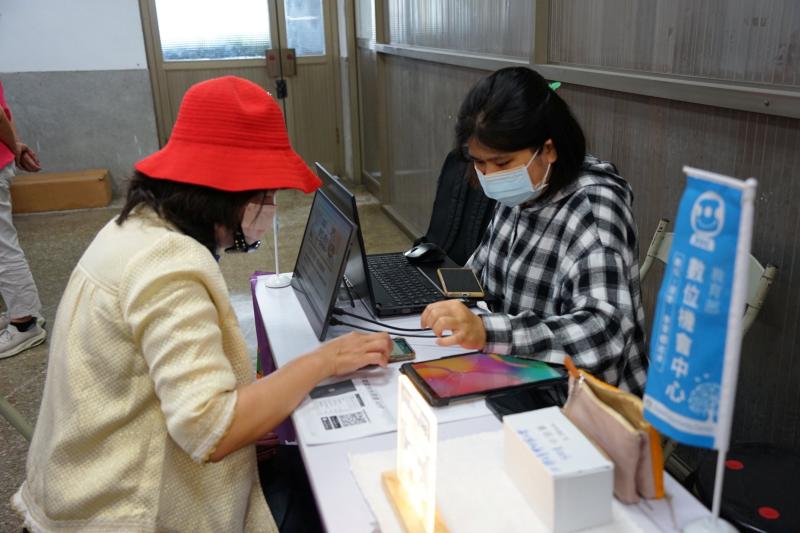 辦理行動諮詢櫃台解決民眾的數位問題