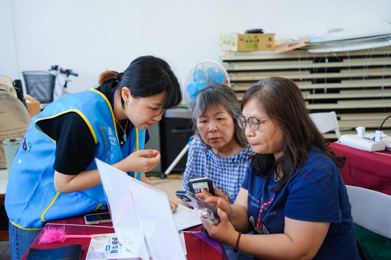 現場設置多元領域的示範性櫃台攤位