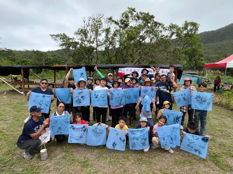 豐濱「天下第一鍋」活動參與民眾一起在活動後高舉染布作品大合照。(豐濱數位機會中心／提供)