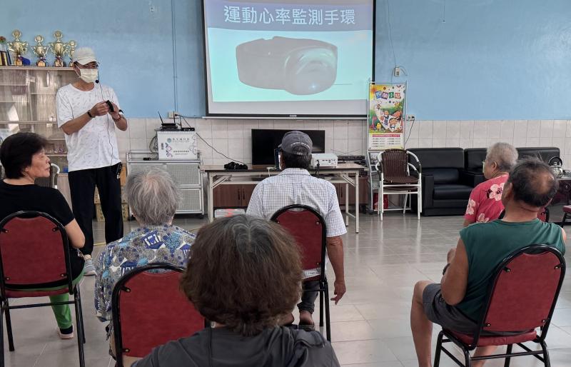 今天的活動從一場「運動心率手環」小教室開始，長輩們沒看過，很專心聽講，還不時點頭回應！老師親自示範怎麼使用健康手環，大家馬上就問：「這是不是可以看到我走幾步、心跳幾下？」不只科技變得親切，健康管理也一點都不難了！