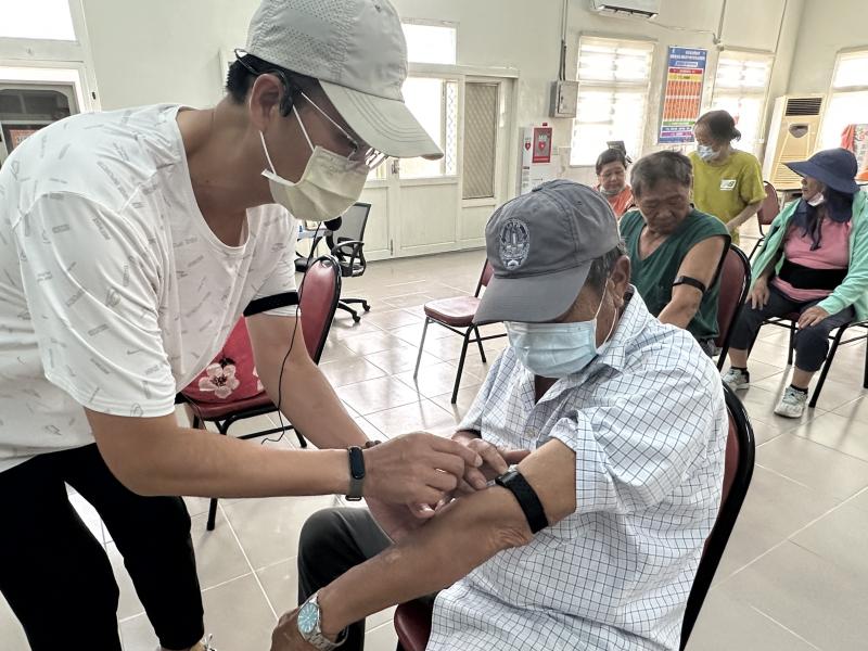 老師及小幫手們，協助長輩們配戴運動手環，氣氛輕鬆又溫馨～有阿公說：「這比我年輕時戴手錶還帥氣欸！」大家紛紛說戴上去有種要開始認真運動的感覺，數位健康就從這一刻開始上手！