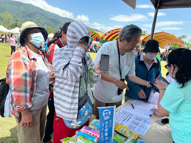 來自各地方的旅客也來體驗數位運用諮詢服務