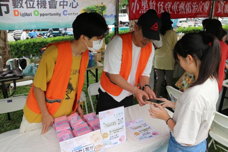 此次活動結合世界閱讀日及在地特色市集,不僅有40個風格各異的美食與文創攤位,更邀請瑪斯克表演藝術團隊帶來人氣角色「玩具總動員」的巴斯光年與胡迪警長,深受大小朋友喜愛