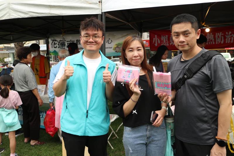 我們此次活動送出的小禮物是可愛的書袋、可裝進最愛的書籍,再買一份下午茶,坐在翠綠草地上,一邊閱讀、一邊品嚐美食,度過一段悠閒又充實的午後時光