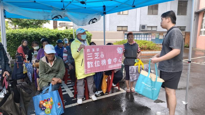 三芝數位機會中心（DOC）也在活動中設置宣導攤位，向民眾介紹數位服務項目與即將開設的多元課程，包括手機應用、數位攝影、長輩平板教學等，獲得熱烈回響。