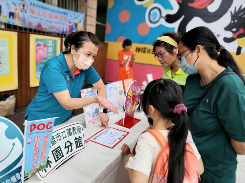 林園數位機會中心也於現場設立行動諮詢服務，針對家長日益關注的數位安全議題，提供手機管理工具教學。