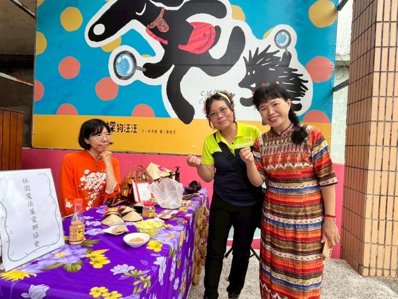 林園魔法屋愛鄉協會的新住民志工們以行動分享文化，身穿越南傳統服飾「奧黛」，親手準備家鄉風味的水果沾粉。