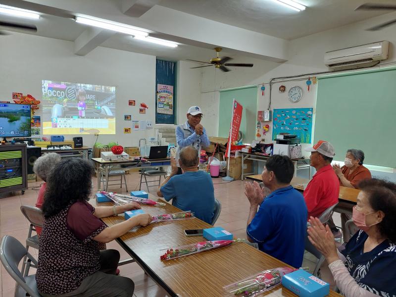 鄉長也親自加入Switch體驗行列，和長輩們一起歡笑互動。