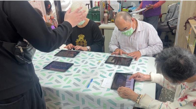 這場演出最大亮點，即是將數位節奏創作與手語表演同步結合。GarageBand所打出的鼓點節拍，不僅為歌曲帶來更豐富的律動層次，也為手語動作建立了節奏依據，讓整體演出更具感染力與現場感。此創意結合打破傳統框架，讓人耳目一新，也展現數位科技如何