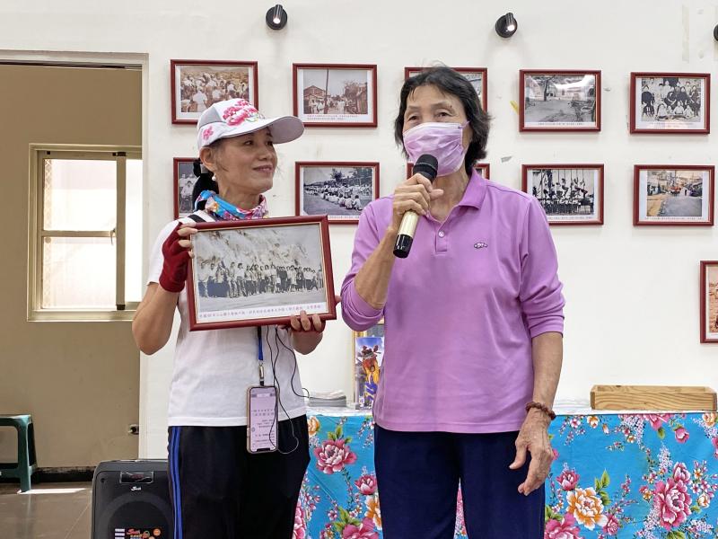 長輩開心分享照片背後的故事，從青春年少的結婚照到孩子成長的點滴，每張照片都是一段動人的回憶。