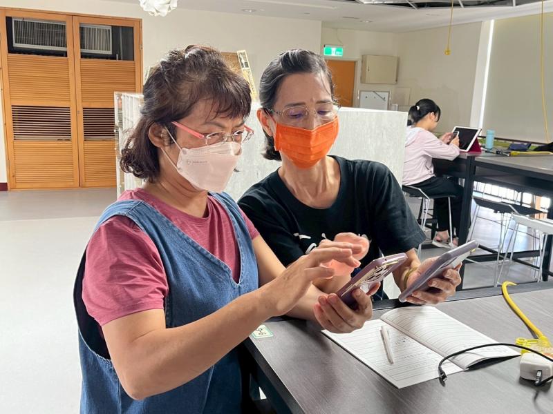 學員共同交流手機拍攝影片剪輯