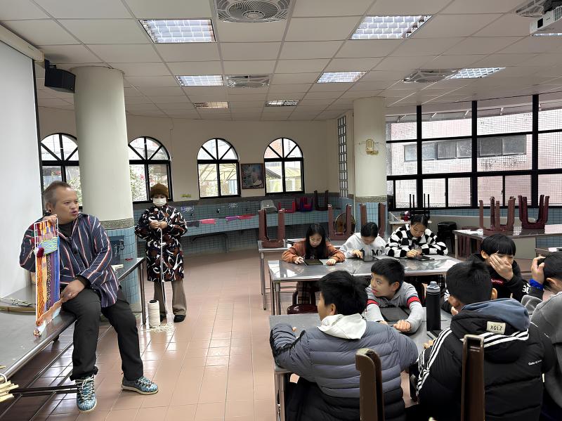 學員利用數位工具進行製作前構圖