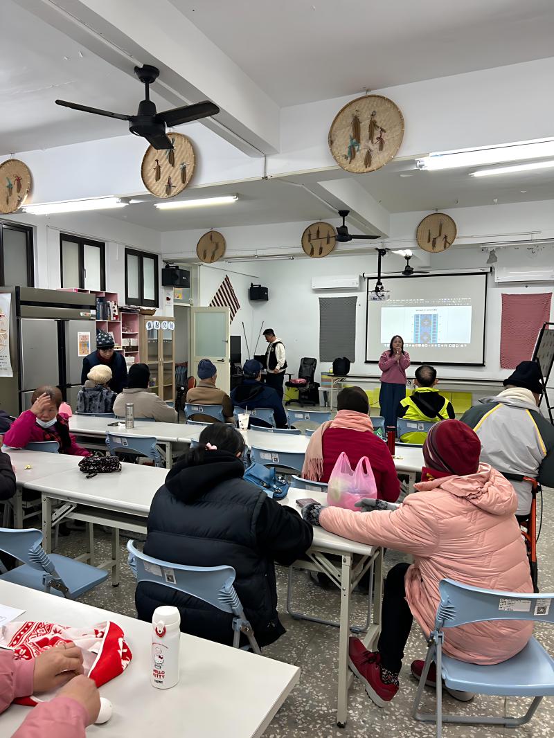 學員利用數位工具進行製作前構圖