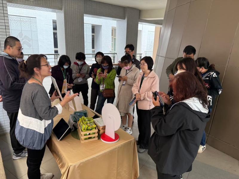 參與的夥伴都好認真地聽著解說。